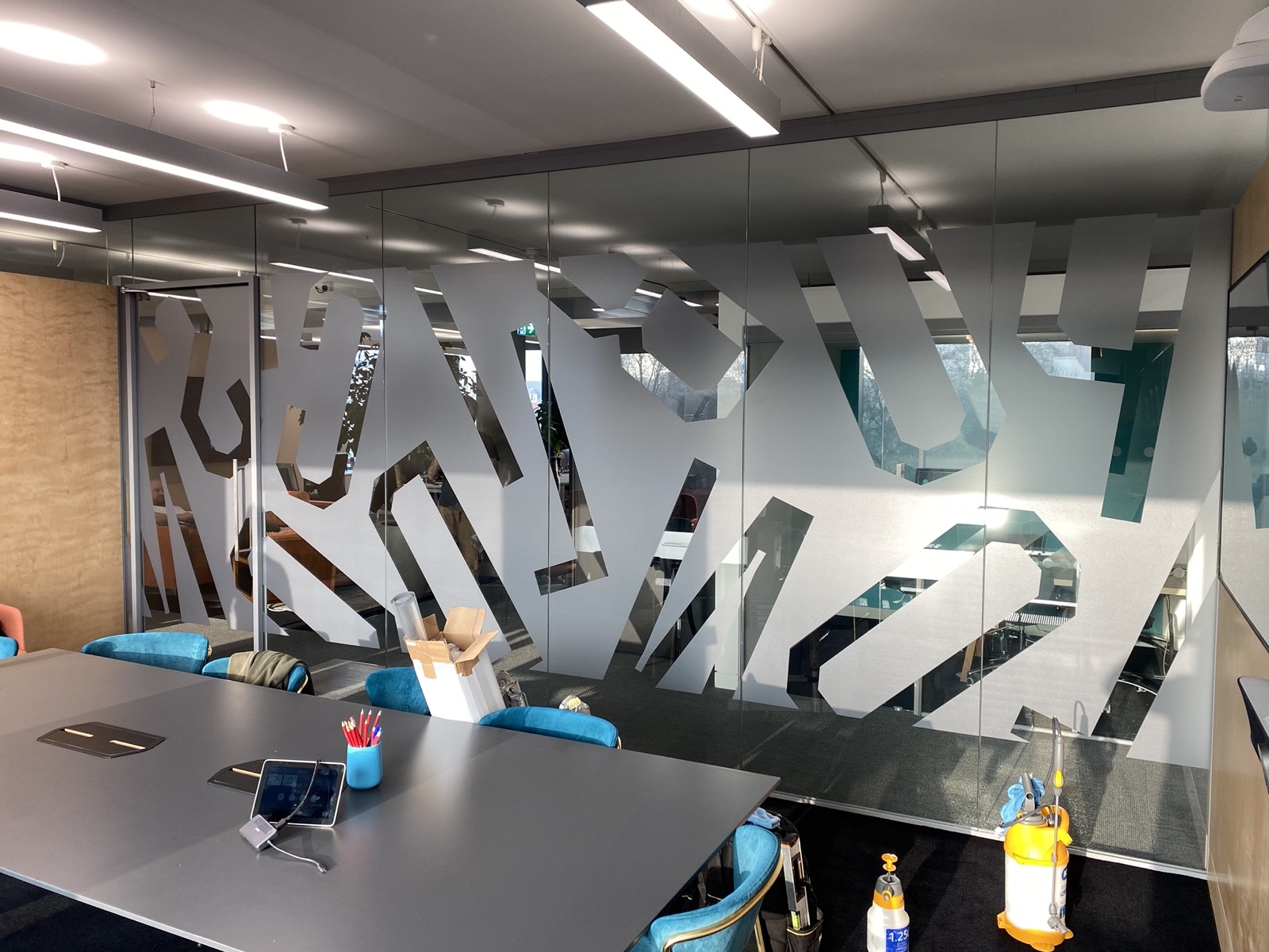 Publicis - frosted meeting room manifestation